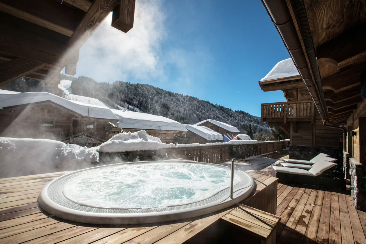 Professioneller Whirlpool in einem hochwertigen Hotel- und Wellnessprojekt